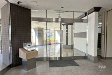 エントランスはオートロック付きです。