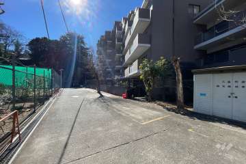 敷地東側の前面道路（北側から）