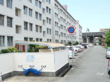 敷地内駐車場（平面式）と駐輪場