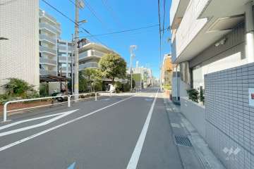 敷地南側の前面道路（東側から）