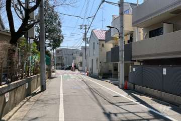 敷地の東側前面道路（北側から）