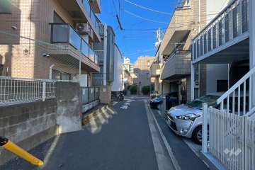 敷地の北側前面道路（東側から）