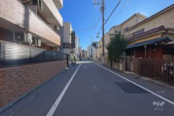 敷地の南側前面道路（西側から）