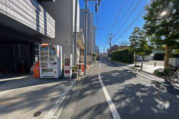 敷地の南側前面道路は恵比寿通りです（東側から）。