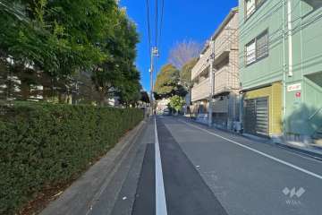 敷地の南側前面道路（西側から）