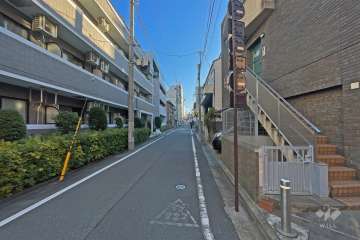 敷地の南側前面道路は葵通りです（西側から）。