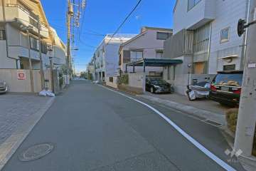 敷地の西側前面道路は弁天通りです（南側から）。