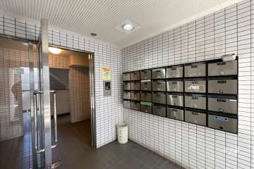 エントランスはオートロック付きです。