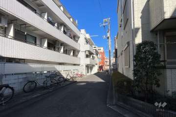 敷地の北側前面道路（東側から）