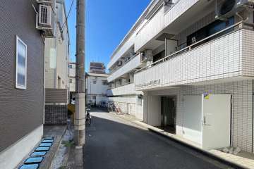 敷地の北側前面道路（西側から）