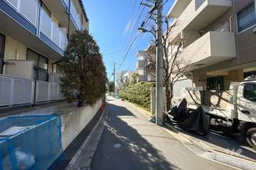 敷地東側の前面道路