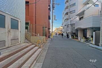 敷地の東側前面道路（北側から）