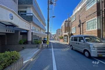 敷地の西側前面道路（北側から）