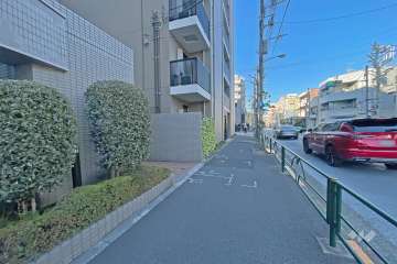 敷地の北側前面道路は新青梅街道です（東側から）。