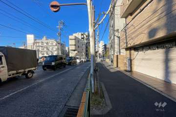 敷地の南側前面道路（東側から）