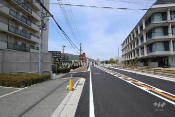 敷地北側の前面道路。二車線のバス通りです。