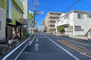 敷地の北側前面道路（東側から）