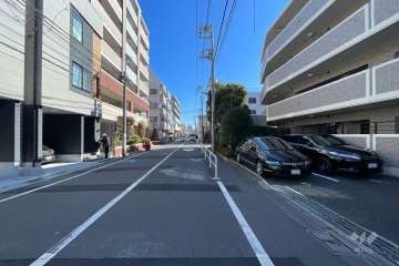 敷地の北側前面道路（西側から）