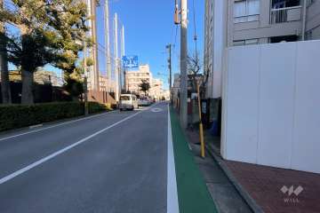 敷地西側の前面道路（南側から）