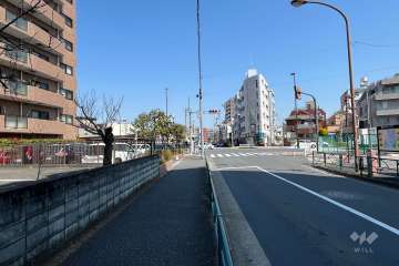 敷地東側の前面道路