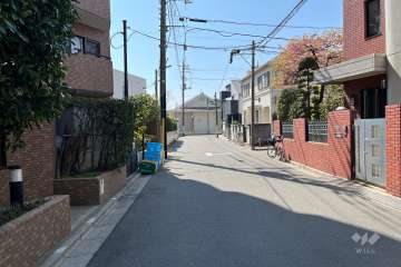 敷地西側の前面道路