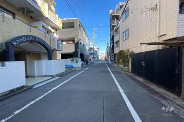敷地の西側前面道路（南側から）