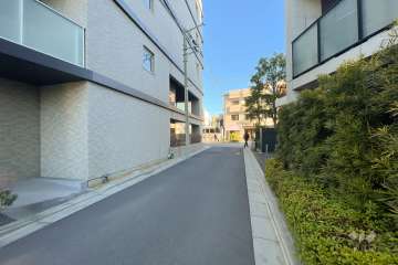 敷地東側の前面道路（南側から）