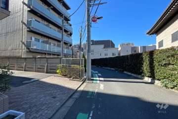 敷地の北側前面道路（西側から）
