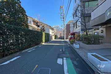 敷地の北側前面道路（東側から）