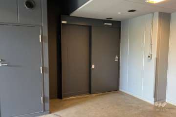 屋内に設けられた駐輪場の出入口