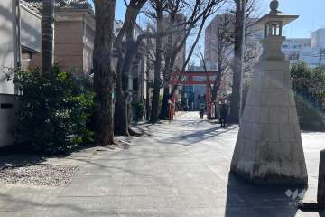 敷地西側は赤城神社の参道に隣接しています。