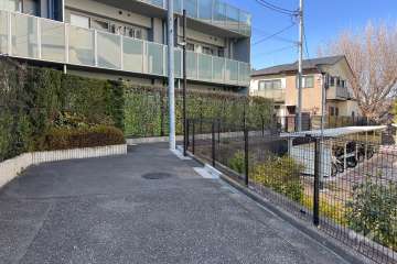 敷地の北東側前面道路（南東側から）