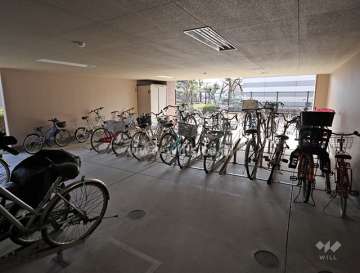 屋内に設けられた駐輪場