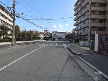敷地北東側の前面道路（北西側から）