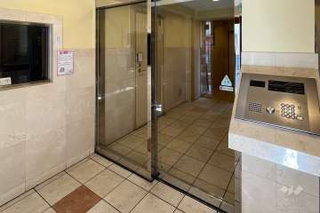 エントランスはオートロック付きです。