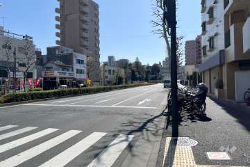 敷地西側の前面道路