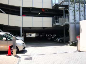 駐車場出入り口はロボットゲートです。