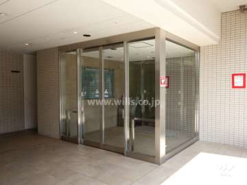 西側のエントランス