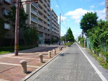 周辺はマンションと一戸建てが混在する区画の整った住宅地です。