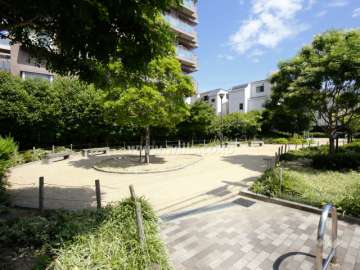 敷地に隣接して小さな公園があります。