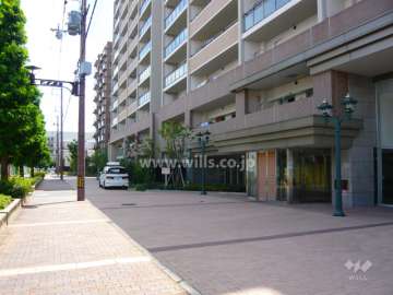 エントランス前のスペースは広々としています。