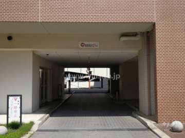 西側の駐車場出入り口