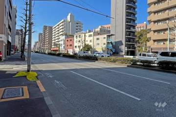 敷地の南側前面道路は新目白通りです（東側から）。