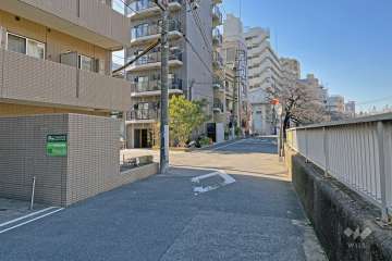 敷地の北側前面道路（東側から）