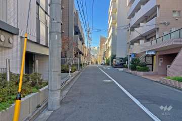 敷地の北側前面道路（東側から）