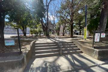 敷地に隣接した鶴巻南公園