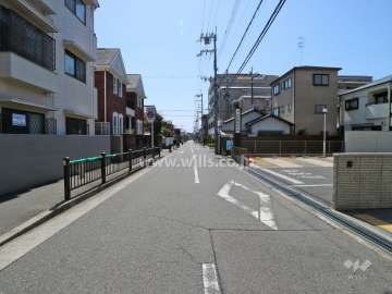 西側前面道路（北側から）