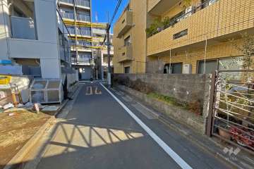 敷地西側の前面道路（南側から）