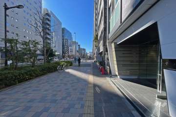 敷地東側の前面道路（北側から）