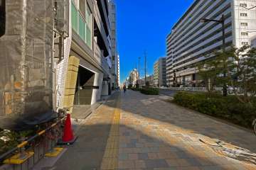 敷地東側の前面道路（南側から）